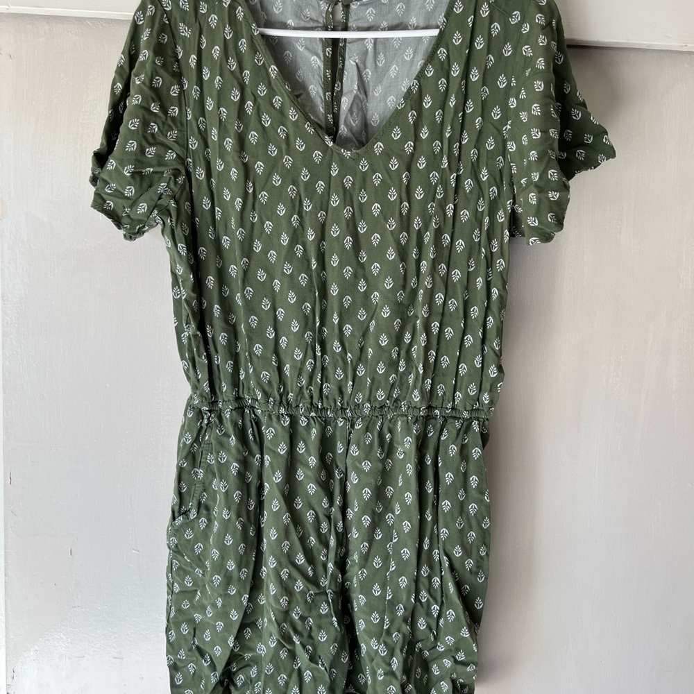 Old navy size large romper with pockets